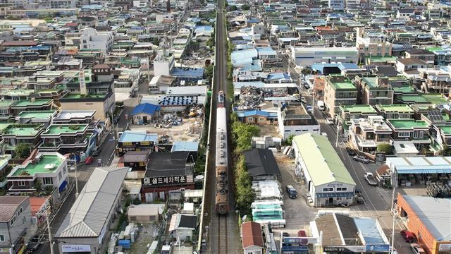 전남 순천 도심을 관통하는 경전선 철도. 순천시는 경전선이 이대로 전철화되면 소음과 안전 사고, 교통체증이 발생한다며 지중화나 우회 노선 변경을 요구하고 있다.순천시 제공