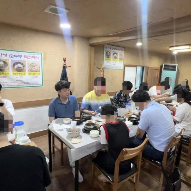 이준석 국민의힘 대표가 경북 경주를 찾아 당원들과 이야기하고 있다. 이준석 대표 페이스북 캡처