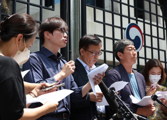 3일 오후 서울 종로구 외교부 앞에서 임재성(왼쪽부터) 변호사, 장완익 변호사, 김영환 민족문제연구소 대외협력실장이 강제 동원 관련 민관협의회 피해자 지원단 및 대리인단의 입장을 밝히고 있다. 법조계에 따르면 외교부는 지난달 26일 일본 전범 기업 재산을 강제로 매각하는 법적 절차와 관련해 대법원에 의견서를 제출했다. 연합뉴스