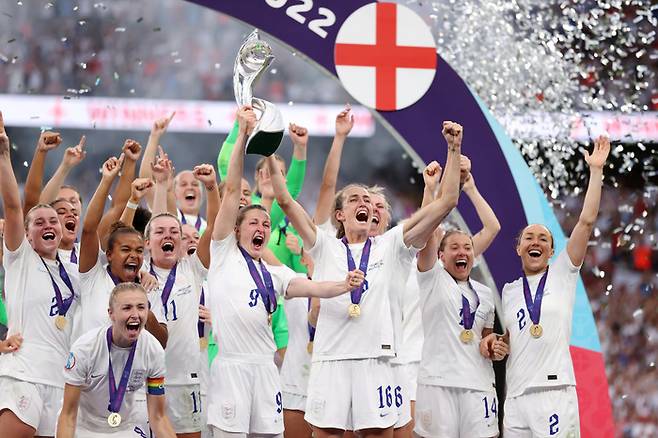 잉글랜드 여자 축구대표팀 선수들이 지난 1일 영국 런던 웸블리 스타디움에서 열린 2022 여자 유로 결승전에서 독일에 승리한 뒤 기뻐하고 있다. 게티이미지코리아