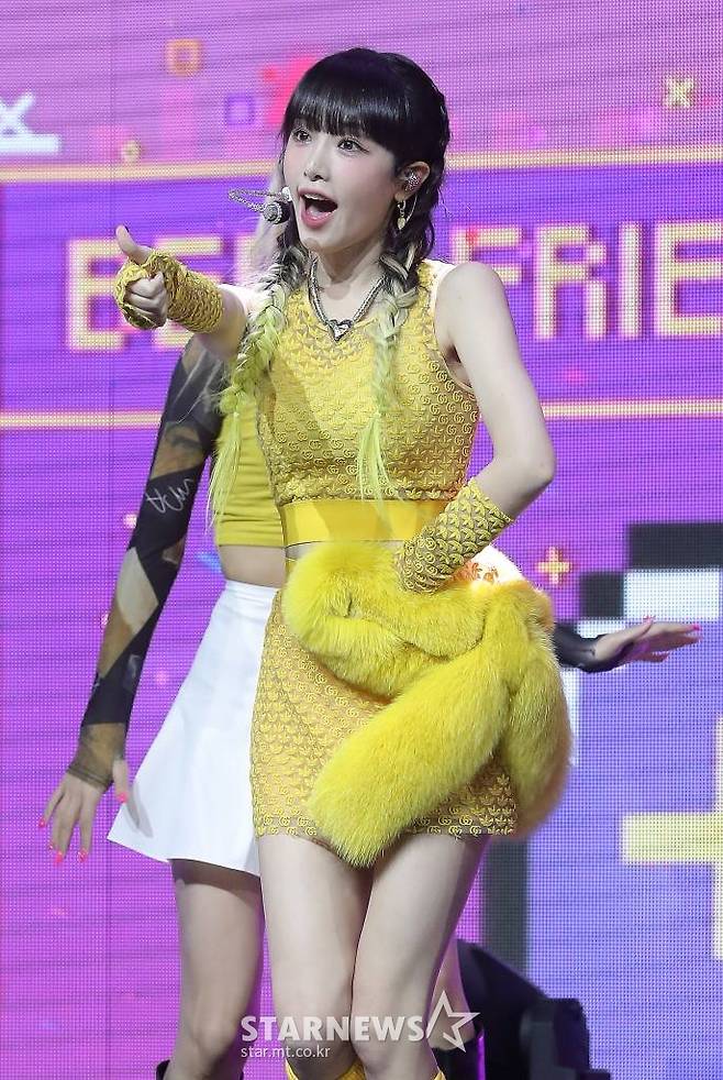 가수 최예나(YENA)가 3일 오후 서울 광장동 예스24 라이브홀에서 진행된 두 번째 미니앨범 '스마트폰(SMARTPHONE)' 쇼케이스에 참석해 멋진 무대를 선보이고 있다.  최예나의 타이틀곡 '스마트폰(SMARTPHONE)'은 에너제틱한 드럼 비트와 전자베이스 사운드가 매력적인 곡으로, 스마트폰이 일상이자 친구가 되어버린 현시대를 재기발랄하게 표현했다. 2022.08.03 /사진=김창현 기자 chmt@
