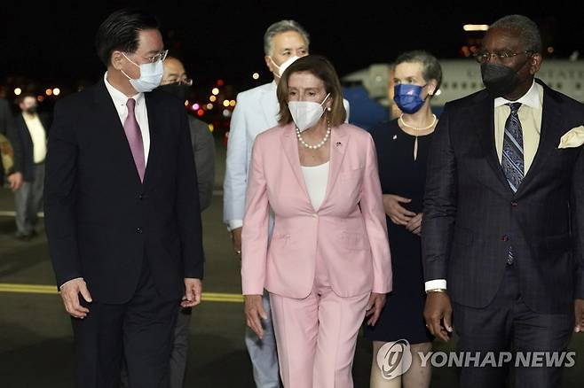 (AP=연합뉴스) 지난 2일 밤 대만에 도착한 낸시 펠로시 미국 하원의장.