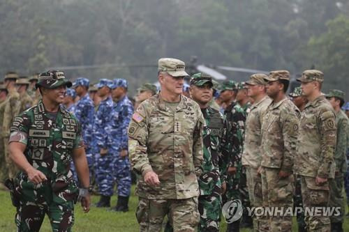 훈련장에 들어서는 미국·인도네시아 사령관들 (바투라자[인도네시아] AP=연합뉴스) 3일(현지시간) 인도네시아 수마트라섬 남부 바투라자에서 열린 슈퍼 가루다 훈련 개막식에서 인도네시아군 총사령관 안디카 페르카사(왼쪽)와 찰스 플린 미국 육군 태평양 사령관(가운데)이 병사들을 사열하고 있다. 2022.8.3 photo@yna.co.kr