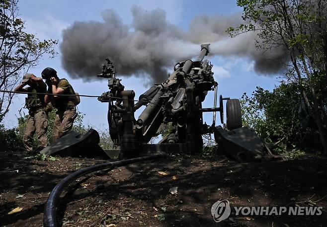 하르키우 전선서 M777 곡사포 발사하는 우크라이나군 (하르키우 AFP=연합뉴스) 우크라이나군 포병들이 1일(현지시간) 동북부 하르키우 전선에서 러시아군을 향해 미국이 지원한 M777 곡사포를 쏘고 있다. 2022.8.2 leekm@yna.co.kr