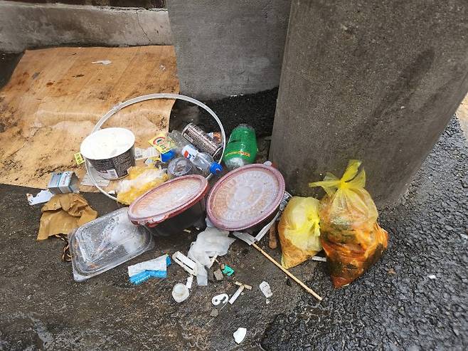 관악구의 한 원룸촌 길가에 버려진 음식물 쓰레기(사진=이데일리 장시온 인턴기자)