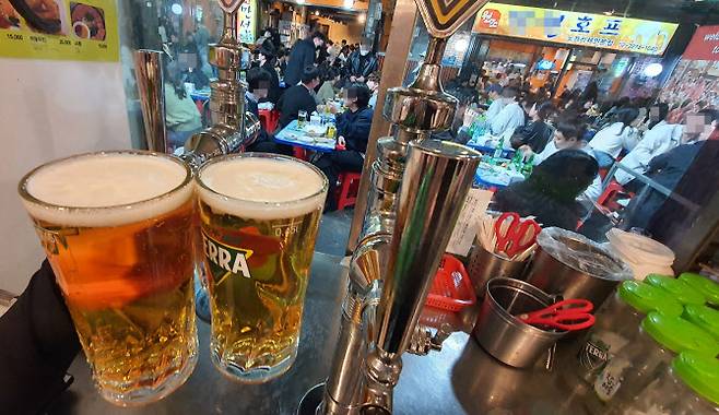 정부가 코로나19 방역을 위한 ‘사회적 거리두기’ 조치를 해제한 첫날인 지난 4월18일 저녁 시민들이 서울 중구 을지로 노가리 골목에서 모임을 가지며 음주를 즐기고 있는 모습.(사진=연합뉴스)