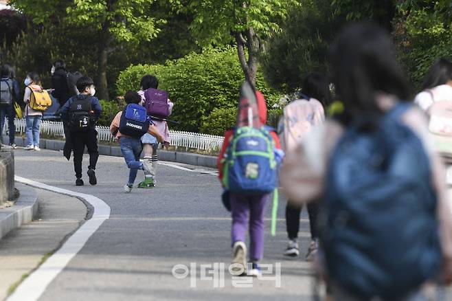 전국 모든 학교에서 정상 등교가 이뤄진 지난 5월 2일 서울 광진구 광장초등학교 학생들이 등교하고 있다(사진=뉴시스)