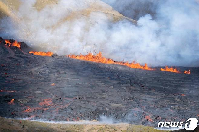 3일(현지시간) 아이슬란드 레이캬네스 반도의 그린다비크에 있는 파그라달스피아들 화산이 8개월 만에 활동을 재개해 용암이 뿜어내고 있다. ⓒ AFP=뉴스1 ⓒ News1 우동명 기자
