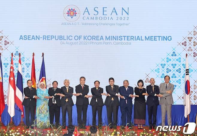 박진 외교부 장관(왼쪽에서 다섯 번째)이 4일 캄보디아 프놈펜 소카호텔에서 열린 한·아세안 외교장관회의에 참석, 아세안 장관들과 기념촬영을 하고 있다. .2022.8.4/뉴스1 ⓒ News1 김명섭 기자