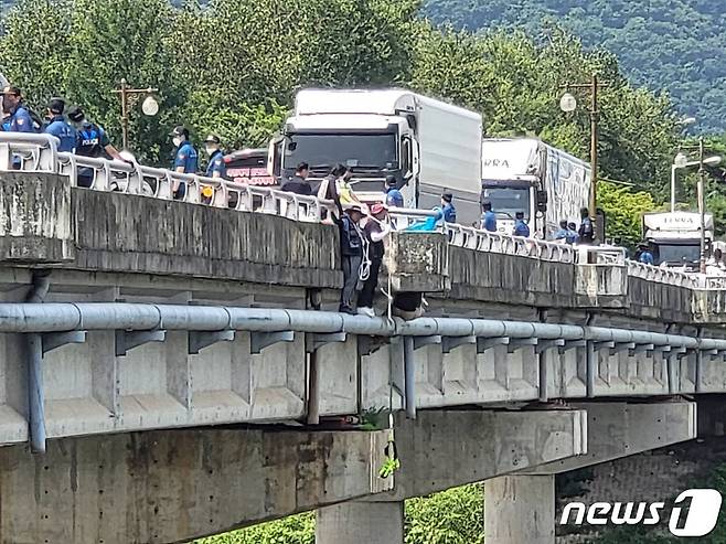 홍천군 북방면 소재 하이트진로 강원 공장서 집회 펼치는 민주노총 공공운수노조 화물연대본부.(화물연대본부 제공) 2022.8.4/뉴스1