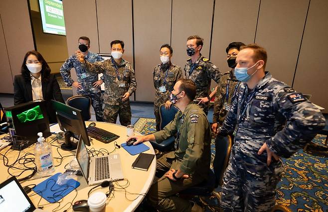 '글로벌 센티널 2022' 연합연습에 참가한 한국 합동팀이 뉴질랜드, 호주 팀원들에게 우주위험 훈련상황을 설명하고 있다. (합참 제공)ⓒ 뉴스1