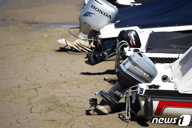 3일(현지시간) 네덜란드 부시쳄의 말라붙은 땅 위에 보트들이 있다. ⓒ AFP=뉴스1 ⓒ News1 박기현 기자