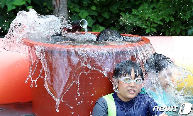 충남지역에 폭염경보가 발령된 4일 오후 충남 논산 연산면 양지서당에서 아이들이 물놀이를 하며 더위를 식히고 있다. 이날 부여, 논산, 아산, 천안 지역에 폭염특보, 대전을 비롯해 계룡, 홍성, 서천, 보령, 서산, 당진, 태안, 예산, 청양, 금산, 공주 지역에는 폭염주의보가 발령됐다. 2022.8.4/뉴스1 ⓒ News1 김기태 기자