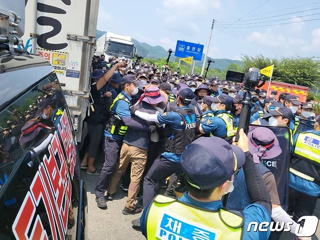 4일 강원 홍천군 북방면 소재 하이트진로 강원 공장에서 농성 중인 민주노총 공공운수노조 화물연대본부 노조원들이 경찰과 충돌하고 있다.(공공운수 노조 화물연대본부제공) 2022.8.4/뉴스1