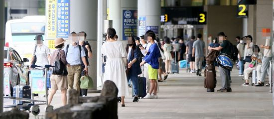 휴가철에 제주를 찾는 관광객 수가 작년에 비해 크게 증가하는 모습을 보이지 않고 있다. [이미지출처=연합뉴스]