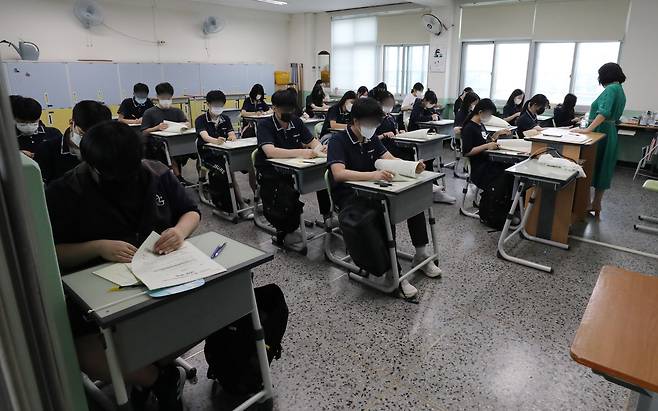 지난달 6일 오전 서울 송파구 오금고등학교에서 3학년 학생들이 전국연합학력평가 시험을 치르고 있다. /뉴스1