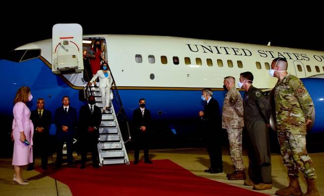 미국 권력서열 3위인 낸시 펠로시 하원의장이 3일 오후 경기 오산 미 공군기지에 도착해 필립 골드버그 주한미국 대사, 폴 라카메라 주한미군사령관의 영접을 받고 있다. /주한미국대사관 트위터 캡처