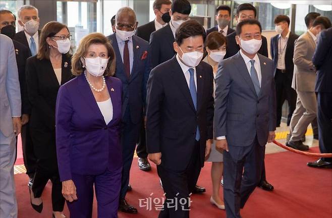 낸시 펠로시 미국 연방하원의회 의장이 4일 서울 여의도 국회를 예방한 가운데 김진표 국회의장과 대화를 나누며 들어서고 있다. (공동취재사진) ⓒ데일리안 홍금표 기자