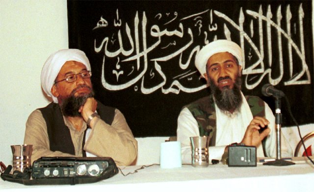 2004년 아프가니스탄에서 열린 회의에 참석한 오사마 빈라덴(오른쪽)과 아이만 알자와히리. 코스트=AP 뉴시스