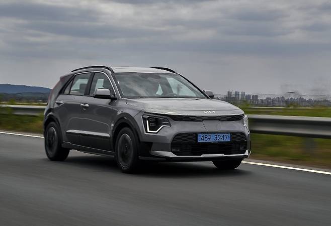 기아 니로 EV 주행 모습.