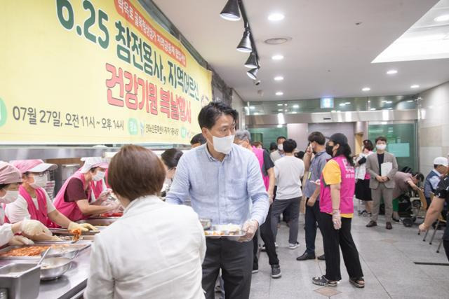 강범석 인천 서구청장이 지난달 27일 서구 연희노인문화센터에서 탁옥로 골목형 상점가 지역공동체 협업 사업으로 열린 어르신 건강 기원 복날 행사에서 봉사활동을 하고 있다. 서구 제공