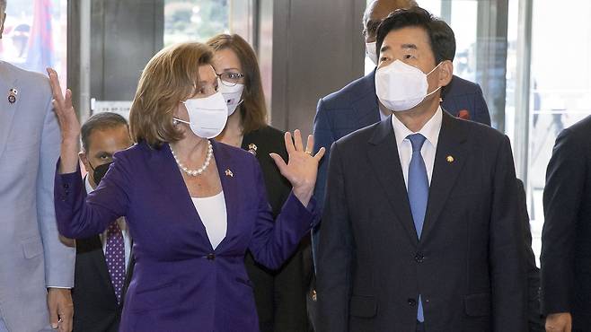 낸시 펠로시 미국 연방하원의회 의장이 4일 서울 여의도 국회를 예방한 가운데 김진표 국회의장과 대화를 나누며 들어서고 있다. 김성룡 기자