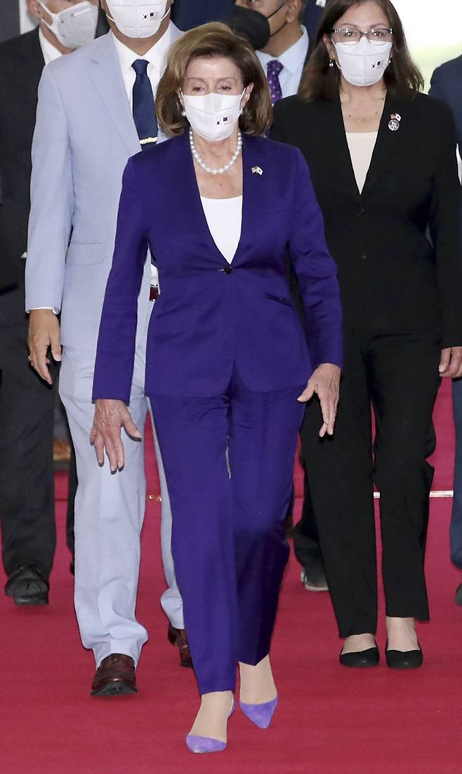 낸시 펠로시 미국 하원의장이 4일 서울 여의도 국회에서 김진표 국회의장의 영접을 받으며 회담장으로 향하고 있다. 김성룡 기자