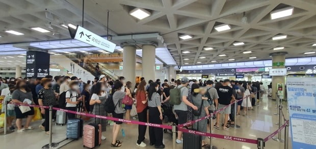 휴가철 여행을 떠나기 위해 김포공항에서 대기 중인 여행객들의 모습. 이미경 기자
