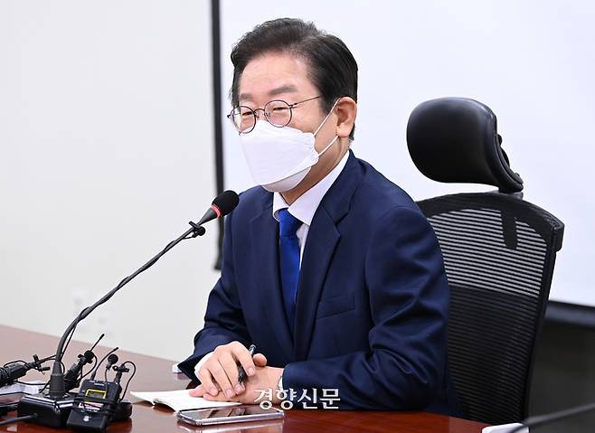 이재명 더불어민주당 의원이 3일 오전 서울 여의도 국회 의원회관에서 열린 기자간담회에서 취재진의 질의에 답하고 있다./국회사진기자단