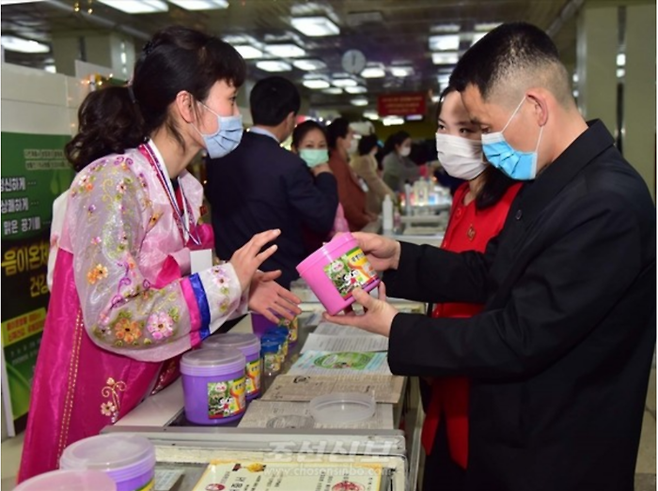 평양시 인민소비품전시장에서 시민들이 푸른인삼 건강식품을 구입하는 모습. 조선신보 홈페이지 갈무리