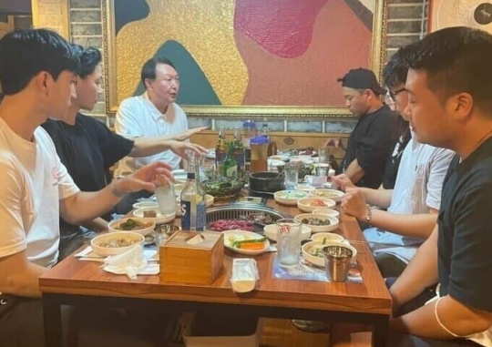 President Yoon Suk-yeol joins actors for drinks after watching A Tenant on Subway Line 2 in Daehak-ro along with first lady Kim Keon-hee. Courtesy of the Office of the President
