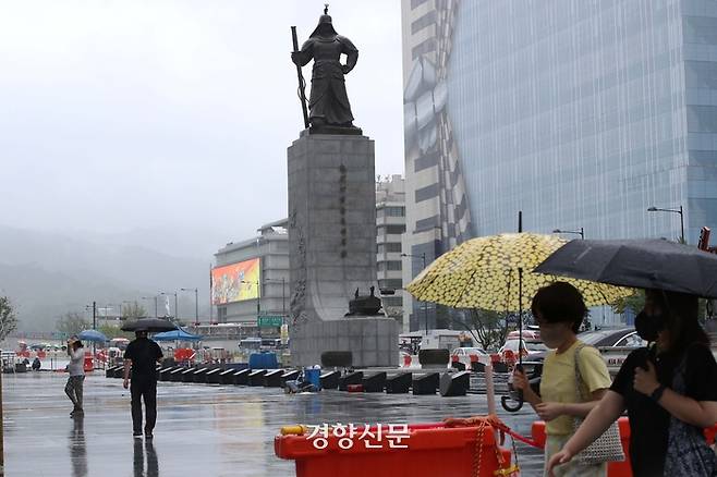 지난달 31일 개장 준비가 한창인 광화문광장. 광장 개장 기념행사는 오는 6일 열린다. 한수빈 기자