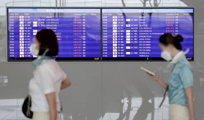 지난달 21일 인천국제공항 제2여객터미널에서 승무원들이 비행을 위해 이동하고 있다.  연합뉴스