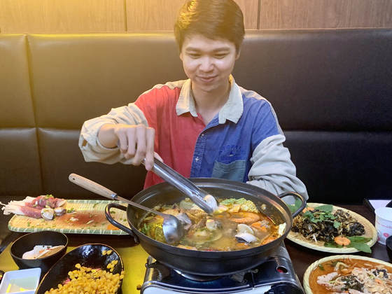 Duong Bao Khanh adding ingredients to a hotpot at Hello Saigon, a Vietnamese restaurant in Jongno District, central Seoul [LEE JIAN]