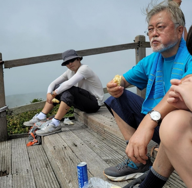 문재인 전 대통령이 4일 한라산 영실 탐방로를 오르던 도중 풍광을 감상하고 있다. 앞서 문 전 대통령 측은 지난달 30일 페이스북을 통해 “문 전 대통령이 다음 달 1일부터 며칠간 여름 휴가를 갈 계획”이라고 밝혔다. 탁현민 전 청와대 의전비서관 페이스북 캡처