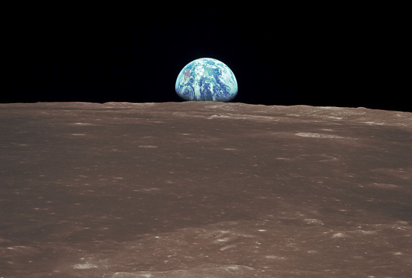 미국 나사(NASA)에서 촬영한 달의 모습. 달에 대한 거의 모든 궁금증에 답하는 ‘그래서 우리는 달에 간다’를 쓴 곽재식은 “달에 대한 연구는 결국 지구가 어떻게 만들어졌고, 무엇으로 만들어져 있는지를 알 수 있는 좋은 방법”이라고 말한다. 동아시아 제공
