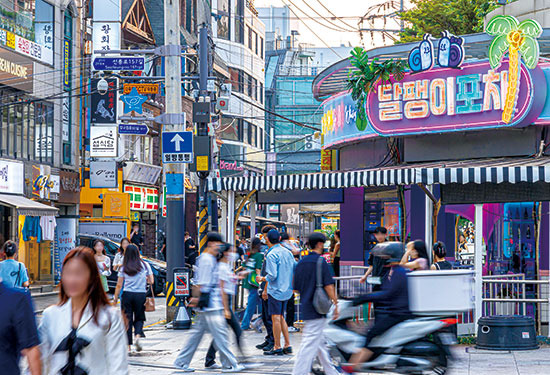 압구정로데오 상권 특성을 가장 잘 설명하는 키워드는 ‘다양성’이다. 외식업을 비롯해 카페, 주점, 의료, 패션, 전시 등 다양한 업태의 매장이 오밀조밀 자리 잡고 있다. (윤관식 기자)