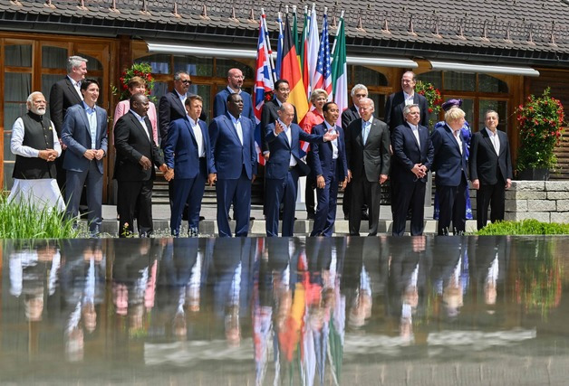 (엘마우성 AFP=뉴스1) 우동명 기자 = 조 바이든 미국 대통령 등 G7 정상과 EU 지도부, 게스트 국 정상들이 27일 (현지시간) 독일 바이에른주 엘마우성에서 열린 G7 정상회의 중 ‘더 나은 미래 투자’ 세션서 포즈를 취하고 있다.  (C) AFP=뉴스1