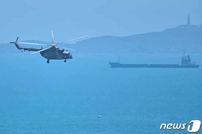 (핑탄 AFP=뉴스1) 박기현 기자 = 4일 대만과 인접한 중국 남부 푸젠성 핑탄섬 인근에서 중국의 군용 헬기가 지나가고 있다. 중국군은 이날 낮 낸시 펠로시 미국 국회의장의 대만 방문에 항의하는 차원에서 사실상 대만을 포위하는 군사훈련을 시작했다.   ⓒ AFP=뉴스1  Copyright (C) 뉴스1. All rights reserved. 무단 전재 및 재배포 금지.