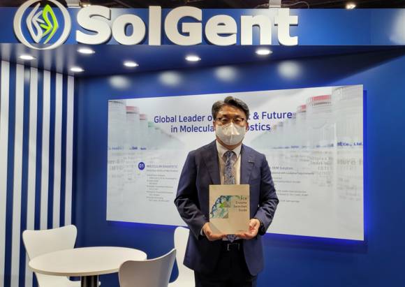 석도수 솔젠트 대표가 2022 AACC 부스에서 기념 촬영 중이다/사진제공=솔젠트