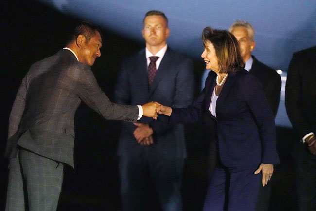 낸시 펠로시(오른쪽) 미국 하원의장이 4일 오후 일본 도쿄 교외에 있는 미군 요코타기지에 도착해 오다와라 기요시 일본 외무성 부대신의 영접을 받고 있다. AP 연합뉴스