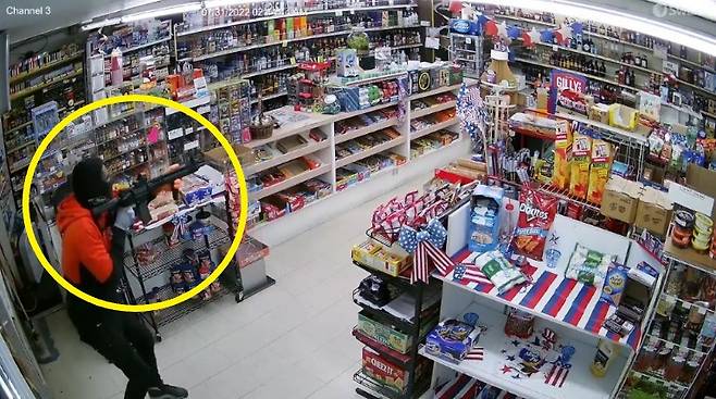 총으로 무장한 23세 남성이 80세 주류점 사장을 향해 총구를 겨누고 위협하고 있다. [폭스11 캡처]