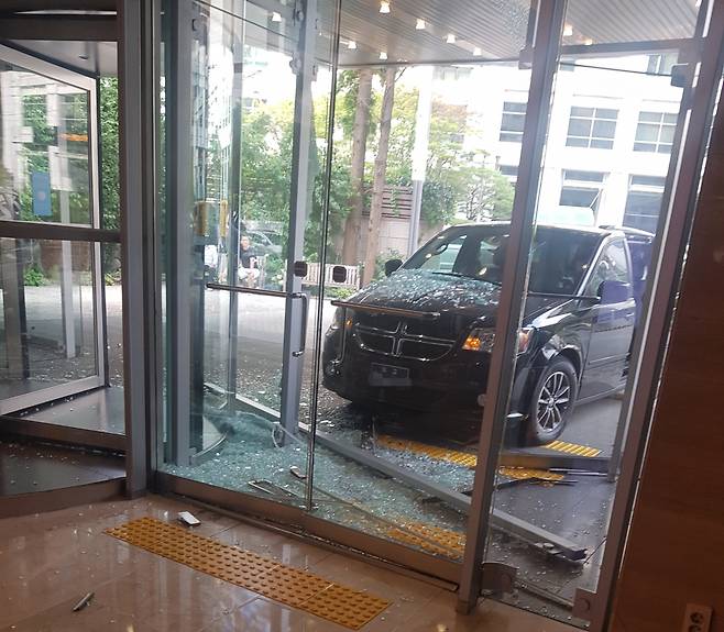 미국 대사관 차량으로 보이는 검은색 밴이 4일 오후 3시 30분께 서울 종로구 수송동에 위치한 이마빌딩 1층 후문을 들이받아 유리 파편이 사방으로 흩어져 있다. [문영규 기자]