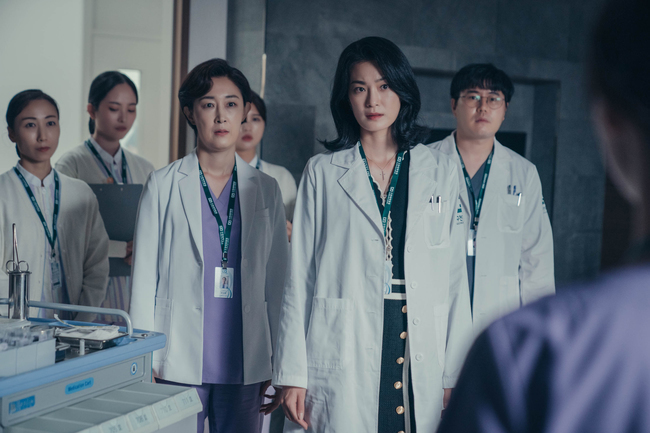 The hard double life of competent nurse Im Yuna begins.In the third episode of MBCs Golden Mouth (creator Jang Young-chul and Jeong Kyung-soon/playplayed by Kim Ha-ram/director Oh Chung-hwan), which airs on August 5, Gucheon Hospital, the source of conspiracy that shook Familys daily life, is depicted by a rough adapter by Ko Mi-ho (Im Yuna), a nurse who was eljko aai It does.Gomiho had made a courageous decision to reveal the truth of the case himself in order to save Husband Dr. Chang-Ho (Lee Jong-suk), who had previously been in prison for defending the Hospital murder and wearing an unfair An Innocent Man.Ko Mi-ho, who took the nurse recruitment interview to step into Gucheon Hospital, the center of all cases, confirmed eljko aai, leaving a positive first impression on the hospital chief Hyun Joo-hee (Ok Ja-yeon).I wonder if Komi will be able to get decisive evidence to reveal Husbands innocence at Gucheon Hospital.In the photo released on the 4th, there is a daily life on the first day of Eljko aai of Komiho, a career nurse.I feel the professionality of a veteran nurse in her diligent movement by taking action immediately after finding an emergency patient and filling her meal with bread instead of rice.However, Komiho is also a new recruit at Gucheon Hospital.The expression of Hyun Joo-hee, the director of the Hospital of Gucheon Hospital, and Park Mi-young (Kim Sun-hwa), the head nurse, who sees Ko Mi-ho running around busy, is not unusual, leaving doubts.In particular, Komi has a desperate reason to remain at Gucheon Hospital, so attention is focused on whether she can overcome the rent and adapt to a new job.