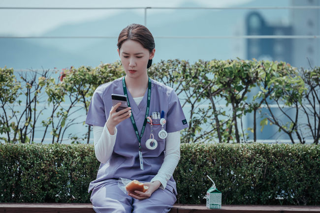 The hard double life of competent nurse Im Yuna begins.In the third episode of MBCs Golden Mouth (creator Jang Young-chul and Jeong Kyung-soon/playplayed by Kim Ha-ram/director Oh Chung-hwan), which airs on August 5, Gucheon Hospital, the source of conspiracy that shook Familys daily life, is depicted by a rough adapter by Ko Mi-ho (Im Yuna), a nurse who was eljko aai It does.Gomiho had made a courageous decision to reveal the truth of the case himself in order to save Husband Dr. Chang-Ho (Lee Jong-suk), who had previously been in prison for defending the Hospital murder and wearing an unfair An Innocent Man.Ko Mi-ho, who took the nurse recruitment interview to step into Gucheon Hospital, the center of all cases, confirmed eljko aai, leaving a positive first impression on the hospital chief Hyun Joo-hee (Ok Ja-yeon).I wonder if Komi will be able to get decisive evidence to reveal Husbands innocence at Gucheon Hospital.In the photo released on the 4th, there is a daily life on the first day of Eljko aai of Komiho, a career nurse.I feel the professionality of a veteran nurse in her diligent movement by taking action immediately after finding an emergency patient and filling her meal with bread instead of rice.However, Komiho is also a new recruit at Gucheon Hospital.The expression of Hyun Joo-hee, the director of the Hospital of Gucheon Hospital, and Park Mi-young (Kim Sun-hwa), the head nurse, who sees Ko Mi-ho running around busy, is not unusual, leaving doubts.In particular, Komi has a desperate reason to remain at Gucheon Hospital, so attention is focused on whether she can overcome the rent and adapt to a new job.