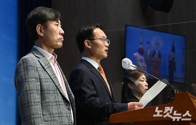 국민의힘 조해진 의원이 4일 서울 여의도 국회 소통관에서 국민의힘 당헌개정 관련 기자회견을 하고 있다. 왼쪽은 하태경 의원. 박종민 기자