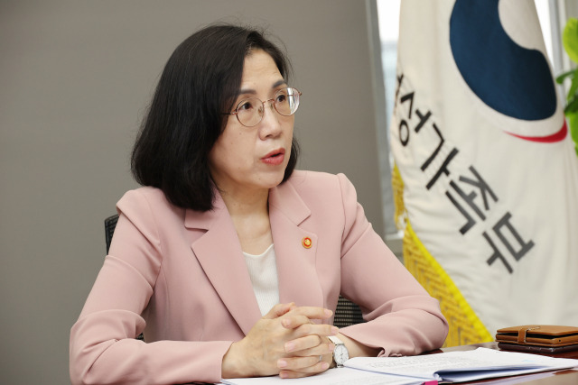 ▲김현숙 여성가족부 장관이 정부서울청사 집무실에서 연합뉴스와 인터뷰를 하며 질문에 답하고 있다. ⓒ연합뉴스