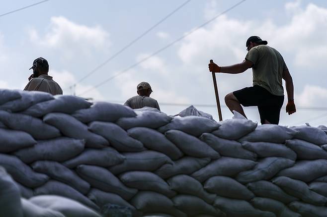 우크라이나 군인들이 3일(현지시간) 동부 도네츠크 지역에서 모래주머니를 쌓아 방어벽을 구축하고 있다. 도네츠크 AP=연합뉴스