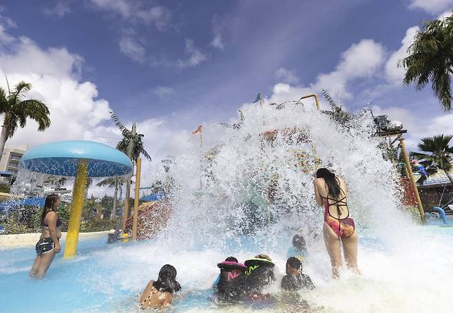 양동이에서 물폭탄이 떨어지는 키즈풀 [사진/성연재 기자]