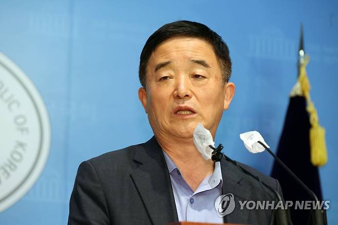 강득구, "초등학교 입학 연령 하향, 학생·학부모·교사 98%가 반대" (서울=연합뉴스) 이정훈 기자 = 더불어민주당 강득구 의원이 3일 오전 국회 소통관에서 기자회견을 열고 전국의 교직원·학생·학부모 등 13만1천70명을 상대로 실시한 만 5세 초등학교 입학 연령 하향 관련 설문조사 결과를 발표하고 있다. 
     강 의원은 응답자의 97.9%가 이 정책에 동의하지 않는다고 답했다고 발표했다. 2022.8.3 [국회사진기자단] uwg806@yna.co.kr